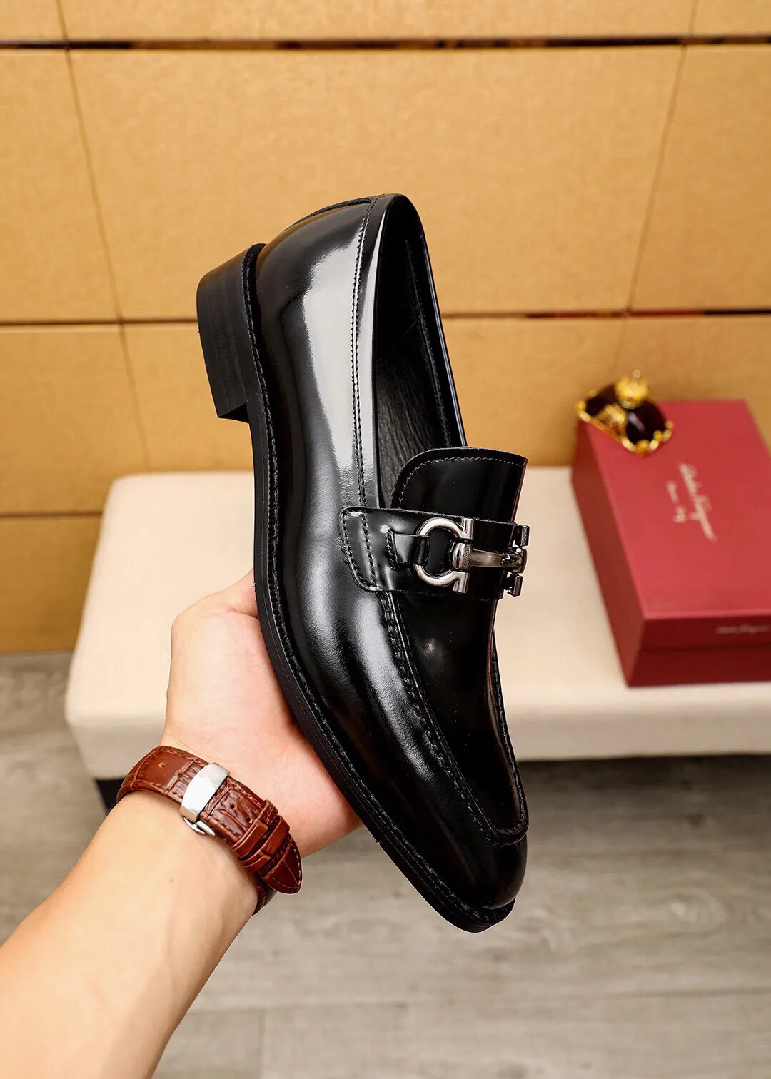 Men's shoes 💰400 💐 Product trademark: Ferragamo "Ferragamo" casual leather shoes Regular size: 39-44 (38.45.46🉑️Customized) Product materials: Selected imported open-edge beaded calfskin upper + classic hardware buckle, imported pig leather lining. Strong three-dimensional visual effect, non-slip and wear-resistant combination outsole Color: 1⃣️color optional